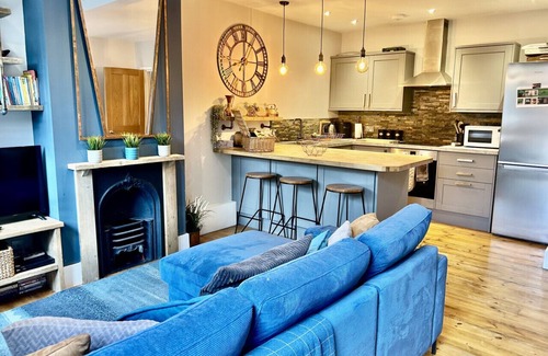 Southsea Apartment | Garden apt - Beach at end of Road Private Parking