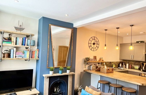 Southsea Apartment | Garden apt - Beach at end of Road Private Parking