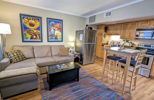 Faubourg Delassize Condo | Garden District Gem Steps from the St.Charles Streetcar visit GardenDistrictGem