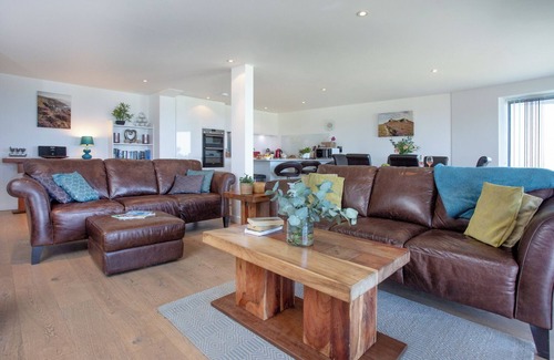 Newquay Apartment | Garden Level Apartment with three bedrooms and Stunning Sea Views