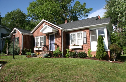 Hyman Heights Historic District Cottage | GASLIGHT COTTAGE - Downtown Hendersonville