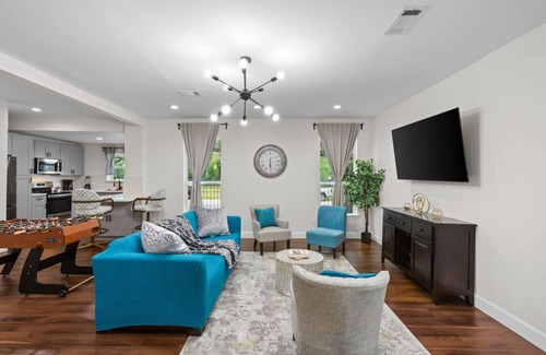 South Central Houston Apartment | Gated 5BR Duplex Med Center Downtown NRG