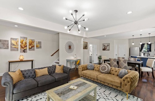 South Central Houston Apartment | Gated 5BR Duplex Med Center Downtown NRG