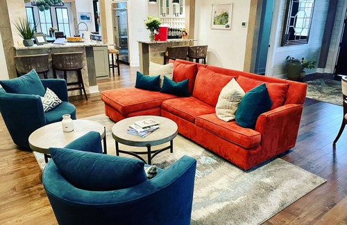 Fredericksburg House | Gated Acreage, 2 Blocks off Main St. Lost Creek Lodge Estate.n9 Bd 9.5 Ba-20 ppl