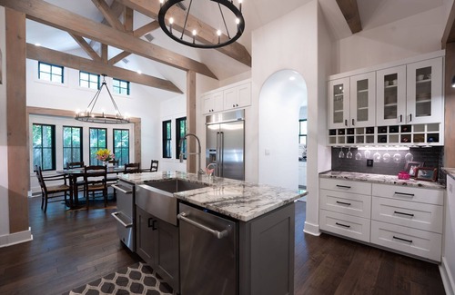 Fredericksburg House | Gated Acreage, 2 Blocks off Main St. Lost Creek Lodge Estate.n9 Bd 9.5 Ba-20 ppl