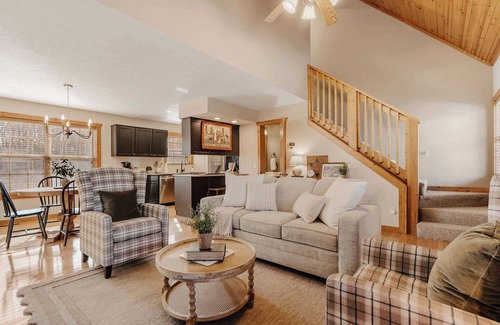 Reeds Spring Cabin | Gated Community | Pool + Golf Course | Near SDC