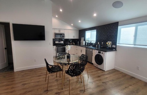 Van Nuys House | Gated private house with own parking Sherman Oaks