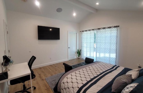 Van Nuys House | Gated private house with own parking Sherman Oaks