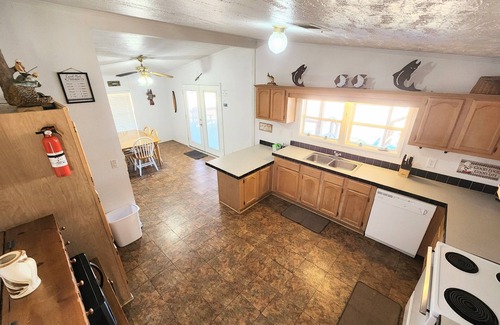 Buchanan Dam House | Gated, Waterfront, Kayaks, Games, 317 Ft Lighted Covered Concrete Fishing Pier