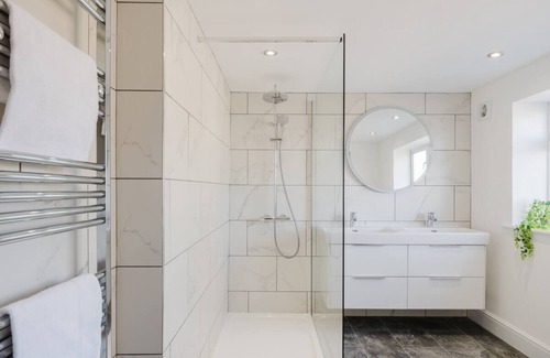 Cropthorne House | Gatekeepers Cottage - 4 Bed Rural Escape