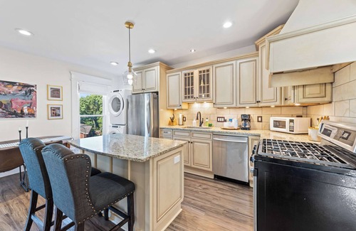 Williamstown House | Gather Together - Charming Home for 20 Near Ark!