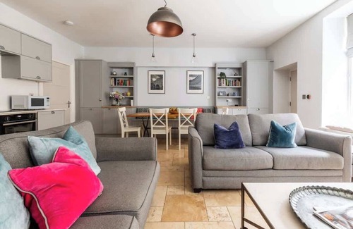 Bath City Centre Apartment | Elegant Georgian Flat in Historic Bath with Garden