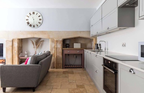 Bath City Centre Apartment | Elegant Georgian Flat in Historic Bath with Garden