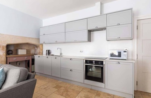 Bath City Centre Apartment | Elegant Georgian Flat in Historic Bath with Garden