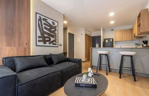 Country Club Apartment | Geko | Blackwood 1BR apt. w/balcony