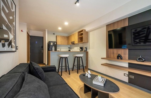 Country Club Apartment | Geko | Blackwood 1BR apt. w/balcony