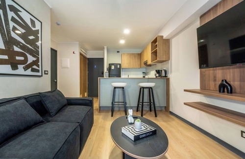 Country Club Apartment | Geko | Blackwood 1BR apt. w/balcony