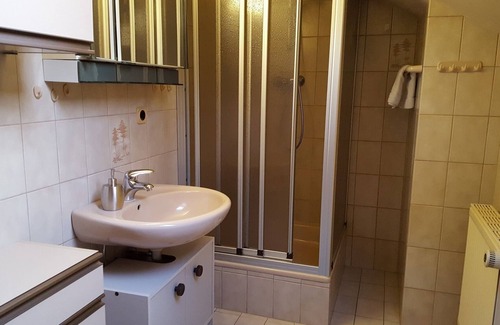 Nagel Apartment | Gemütliche 65qm Ferienwohnung mit Terrasse, naturnah