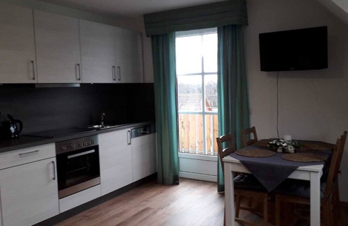 Bad Steben Apartment | Gemütliche 70qm Ferienwohnung mit Balkon, Naturholzmöbelausstattung