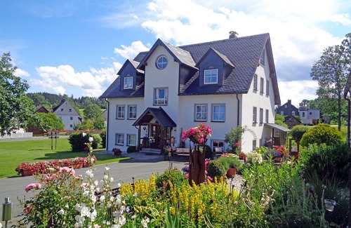 Bad Steben Apartment | Gemütliche 70qm Ferienwohnung mit Balkon, Naturholzmöbelausstattung