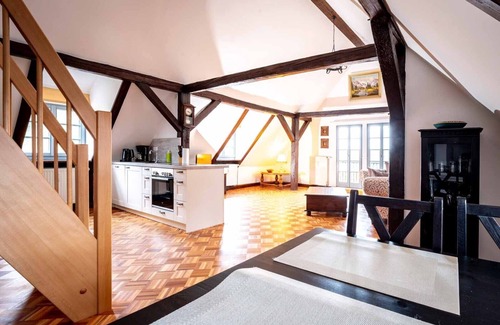 Creglingen Apartment | Gemütliche, eindrucksvolle Maisonette-Wohnung mit großem Balkon und Blick ins Grüne