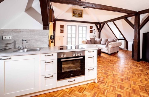 Creglingen Apartment | Gemütliche, eindrucksvolle Maisonette-Wohnung mit großem Balkon und Blick ins Grüne