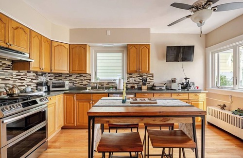 Stamford House | Gem by the water - Charming 2-bedroom house in fabulous Stamford with AC, WiFi