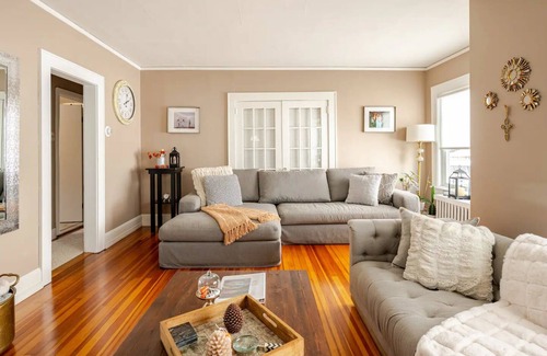 Stamford House | Gem by the water - Charming 2-bedroom house in fabulous Stamford with AC, WiFi