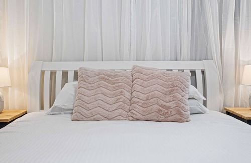 Newmarket House | Generous 3-Bed Family Home with Alfresco Dining