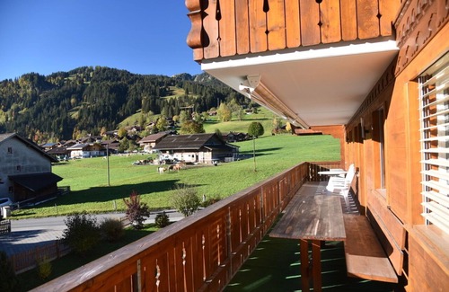 Lenk Apartment | Generous apartment with breathtaking view, centrally located, with elevator