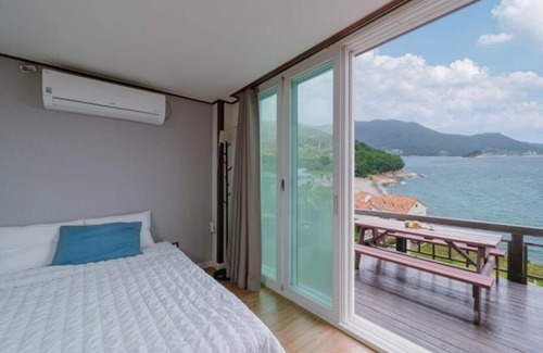 Irun-myeon House | Geoje Kachi and Santorina Pension