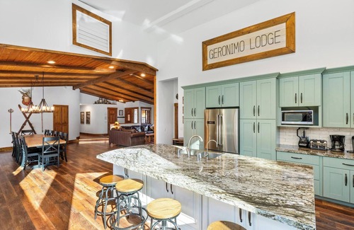 Upper Moonridge Cabin | Geronimo Lodge: Private Pickleball Court!
