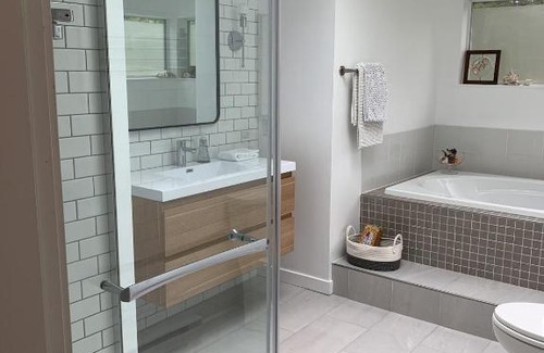 Courtenay House | Get the Best of 4 Worlds_ Sea, Forest, Slopes and Comfort