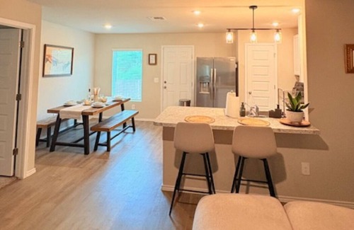 Southside House | Getaway for Family & Friends Escape|Cozy & Spacious!
