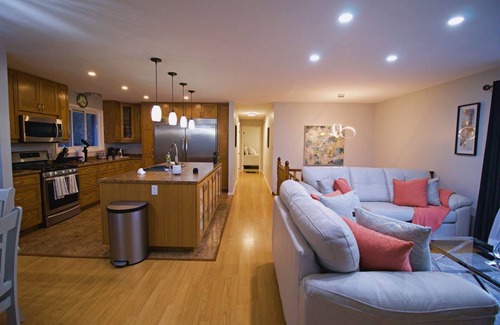 Quinte West House | Getaway from the hustle and bustle from the city to relaxing serenity.