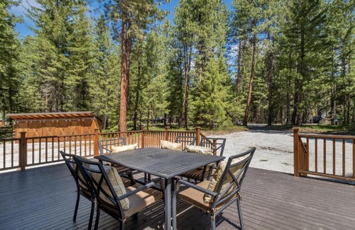 Ardenvoir House | Getaway Moose by NW Comfy Cabins