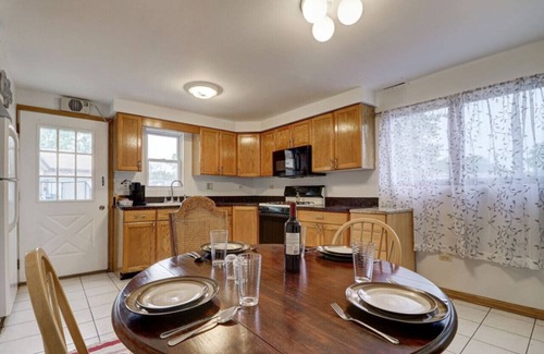 Des Plaines House | Getaway Near ORD With Great Local Amenities
