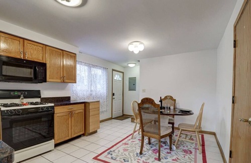 Des Plaines House | Getaway Near ORD With Great Local Amenities