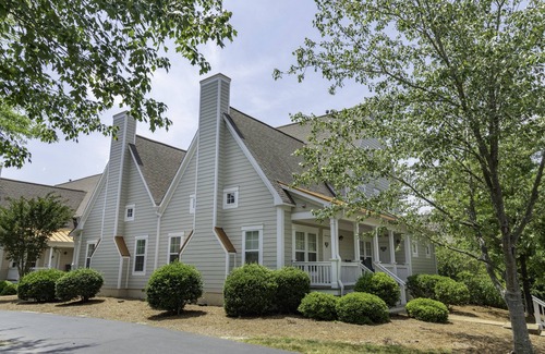 Lackey House | Getaway Savings! 1 BR King Cottage at King's Creek by Spinnaker