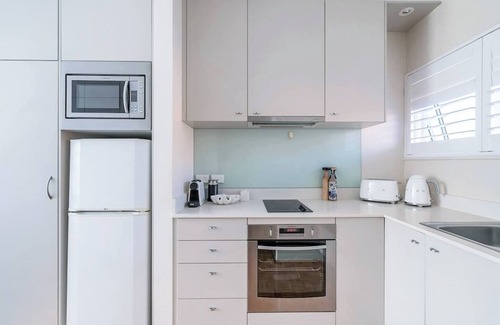 Neutral Bay Apartment | Getawayz NSW - Bay Court II -Spacious Waterside Studio next to Hayes Beach, Cafes & Ferry!