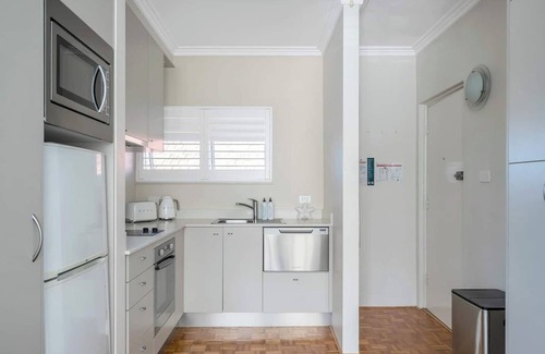 Neutral Bay Apartment | Getawayz NSW - Bay Court II -Spacious Waterside Studio next to Hayes Beach, Cafes & Ferry!