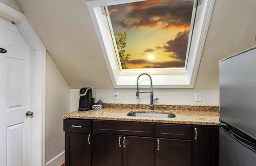 Beverly Condo | *Ghostly 2BR Halloween Home|Salem+Beverly|Parking