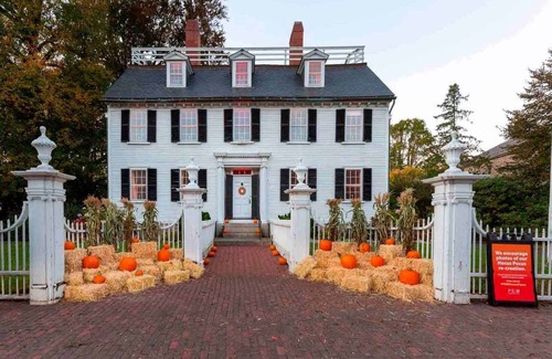 Beverly Condo | *Ghostly 2BR Halloween Home|Salem+Beverly|Parking