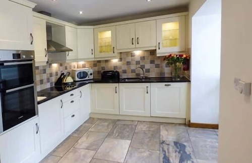 Kendal Cottage | GHYLL BANK COW SHED, pet friendly, with a garden in Staveley