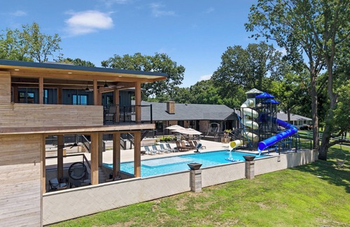 Grove House | Giant 10-bedroom lakefront home with large pool, hot tub, and dock