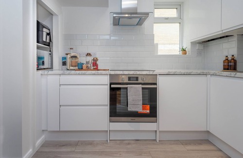 West Norwood House | Gipsy Cottage with Sunny South Facing Garden and Conservatory