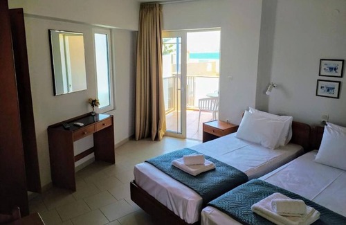 Kato Stalos House | Girogiali beach hotel
