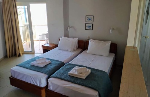 Kato Stalos House | Girogiali beach hotel