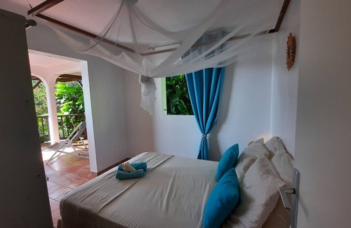 Cafeiere Apartment | Gîte Appart 'Blue Mango sea view in the heart of a tropical garden