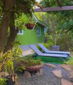 Le Moule House | Gite d'Arles Bungalow "L'Oasis"